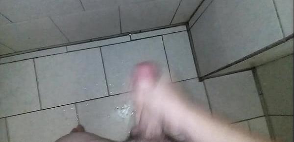  tocando uma punheta gostosa no banho